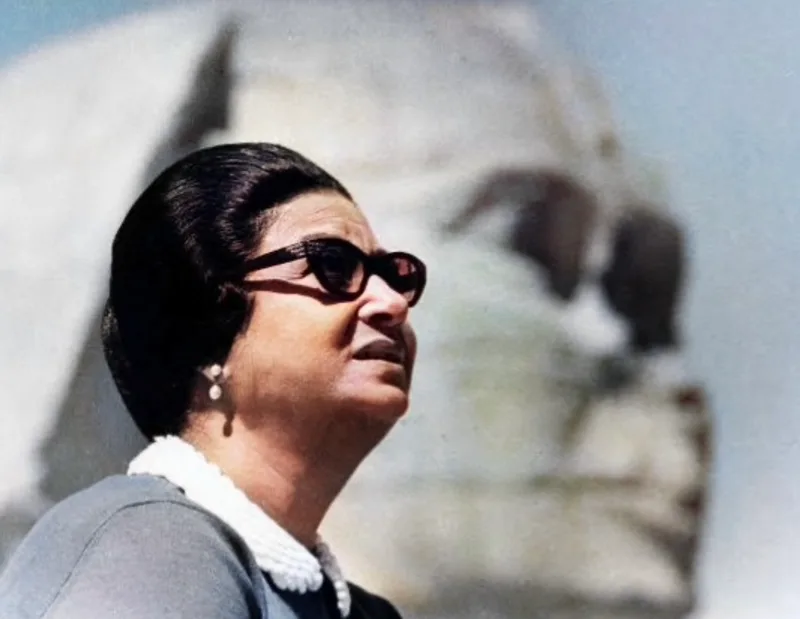 أم كلثوم عام 1969 بنظارتها الداكنة أمام تمثال فرعوني