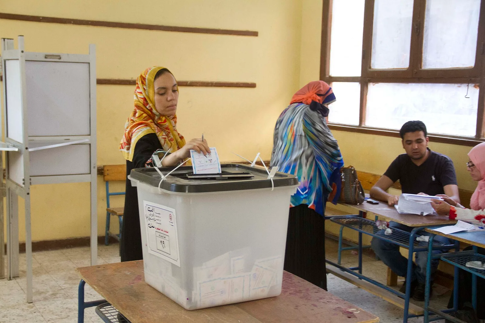 قاعة جلسات البرلمان المصري من الداخل والأعضاء في مقاعدهم خلال جلسة عامة