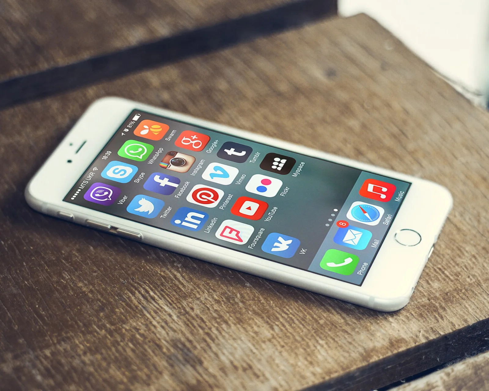أيقونات تطبيقات التواصل الاجتماعي على شاشة هاتف ذكي