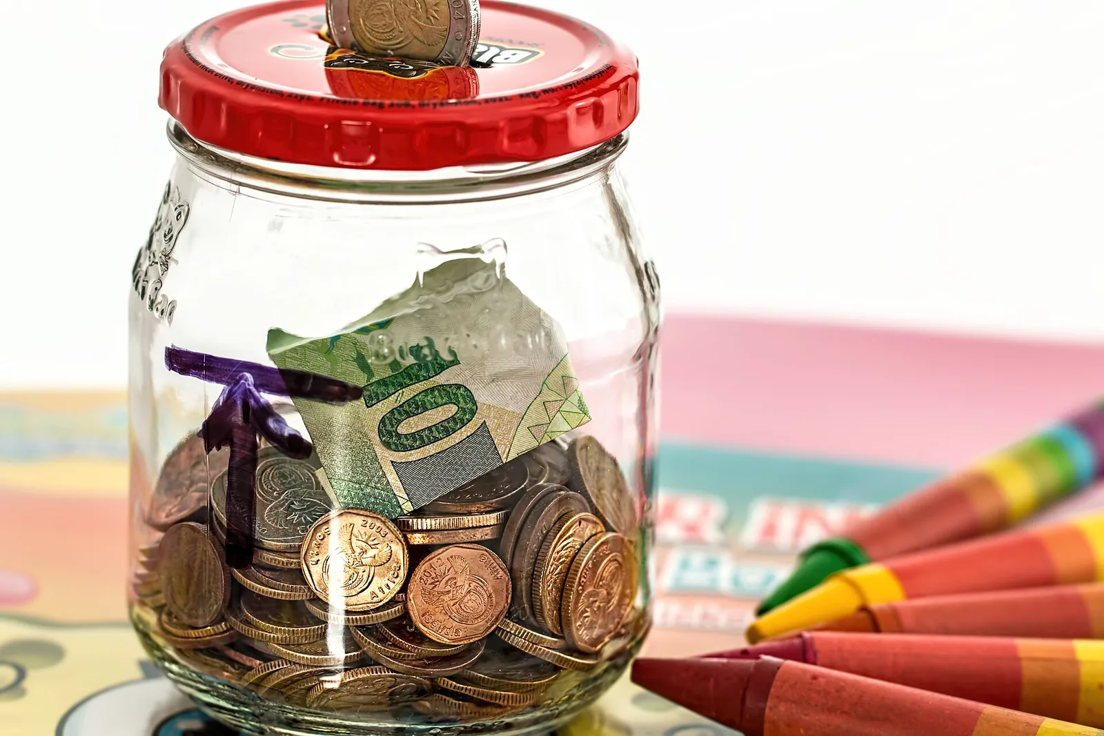 المصروف أول درس في الاقتصاد: كيف تُعلّم طفلك قيمة النقود والادخار؟