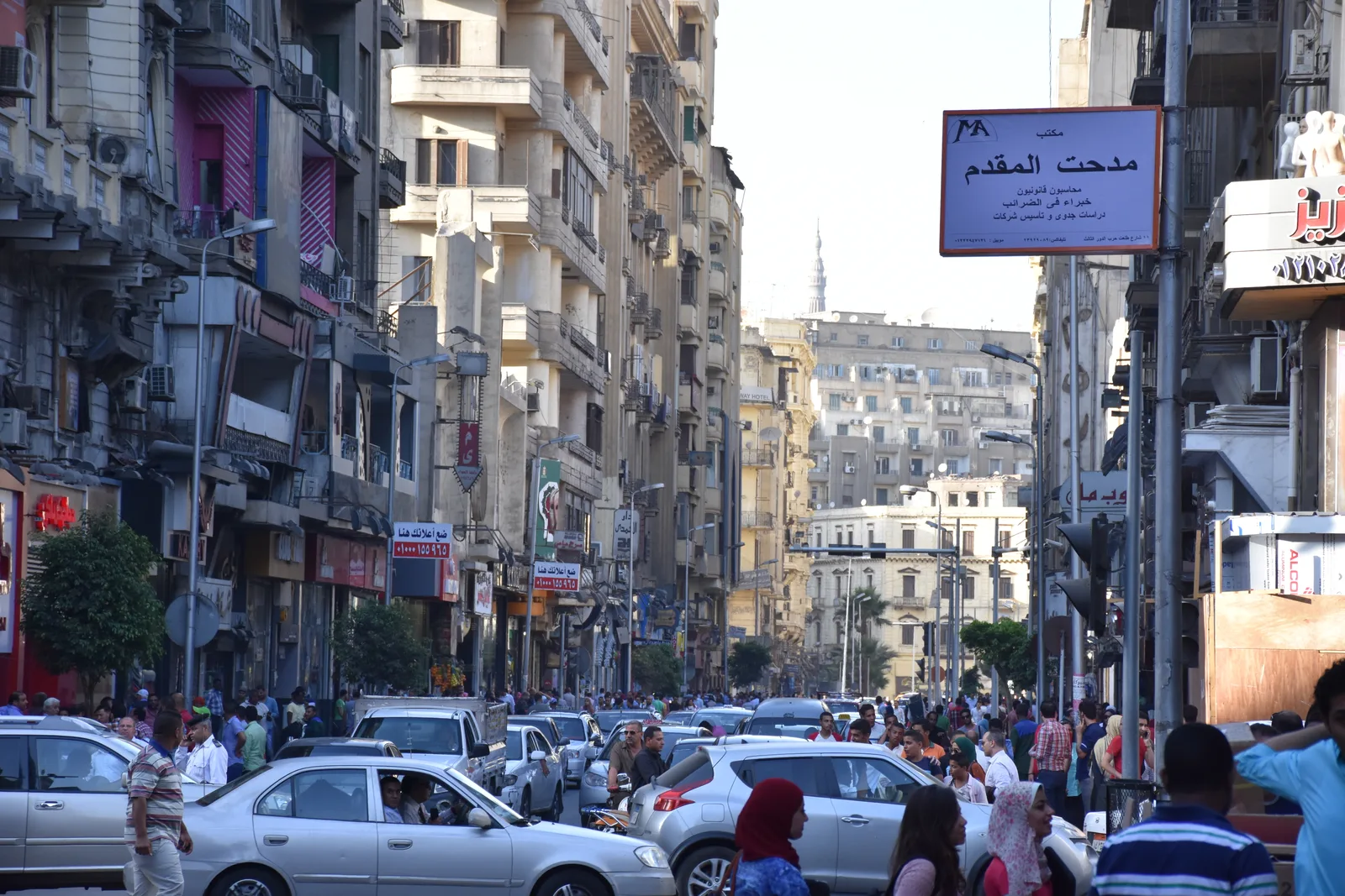 شارع طلعت حرب المزدحم بالمارة من الرجال والنساء والسيارات بالقرب من ميدان التحرير في وسط القاهرة