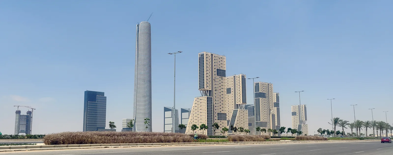أفق حي المال والأعمال في العاصمة الإدارية الجديدة يتصدره البرج الأيقوني والأبراج المجاورة