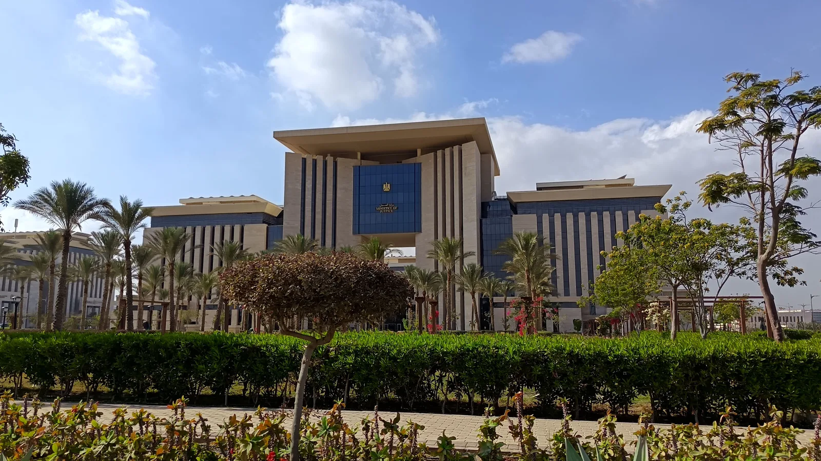 مبنى وزارة العدل المصرية في العاصمة الإدارية الجديدة وعليه شعار الجمهورية، وأمامه صفّ من النخيل
